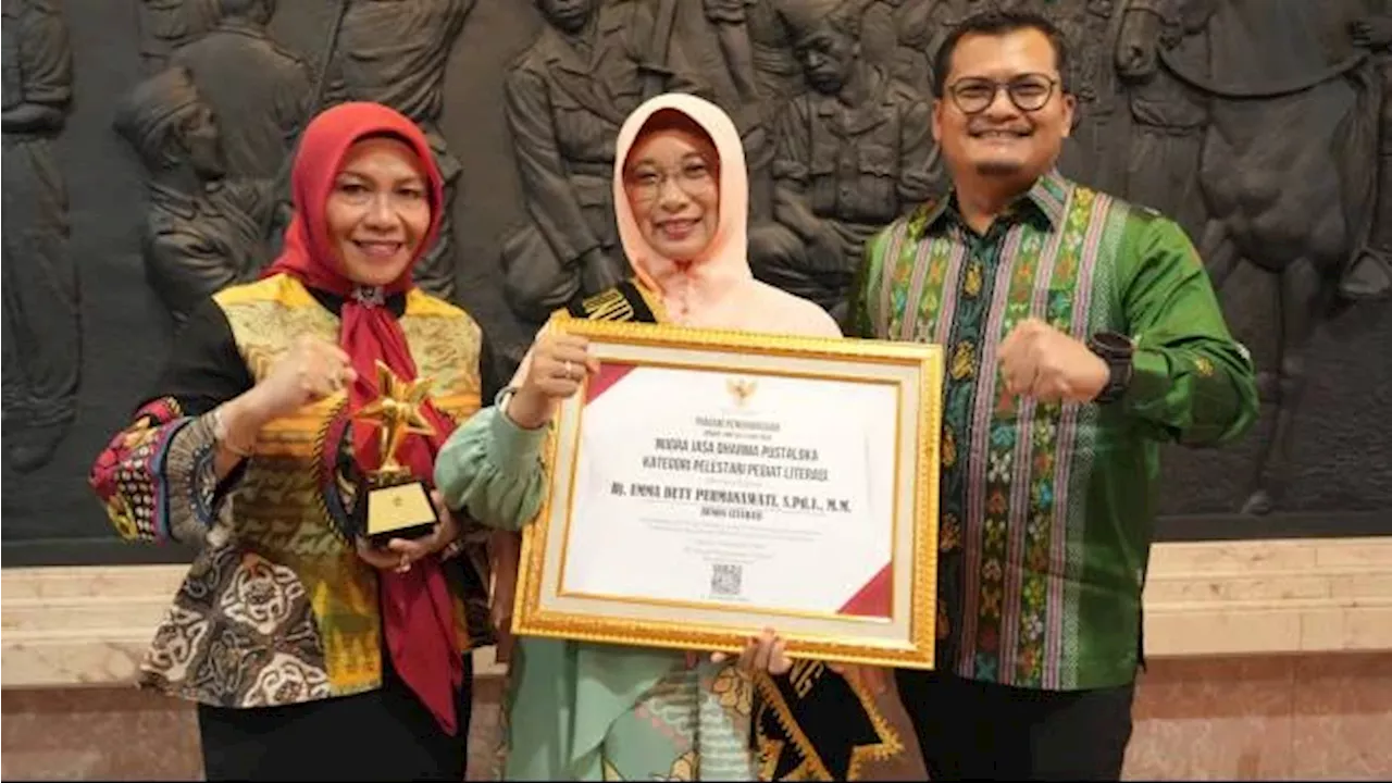 Bunda Literasi Emma Dety Meraih Penghargaan Nugra Jasa Dharma Pustaloka oleh Perpustakaan Nasional