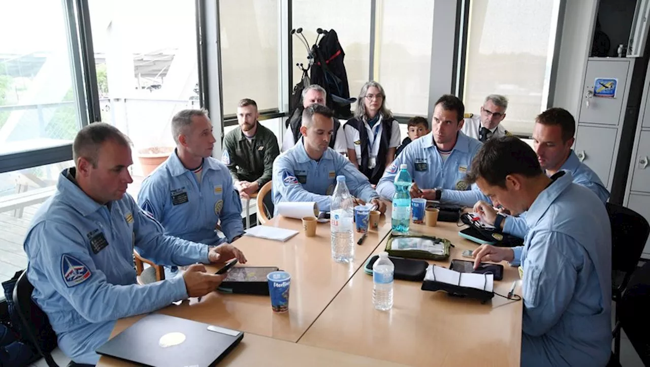 Avant le spectacle, une chorégraphie silencieuse : les pilotes de la patrouille de France en répétition