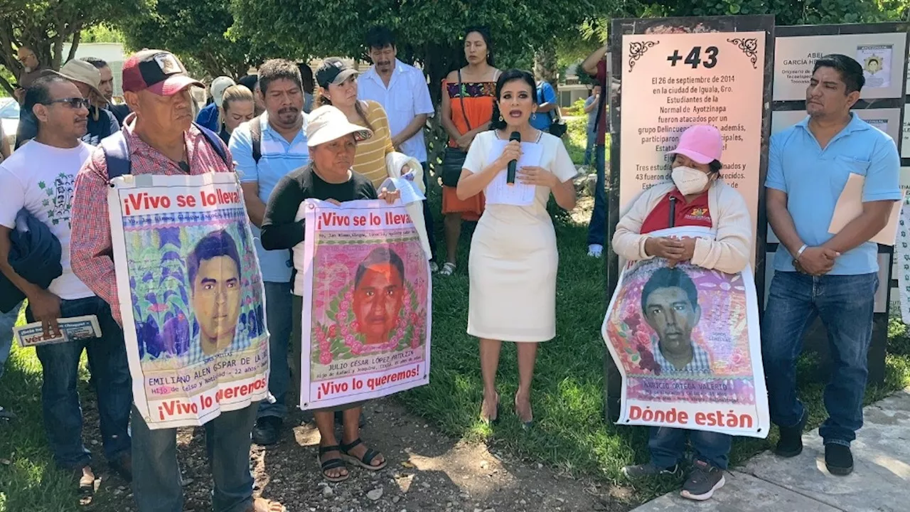 Inauguran memorial por los 43 en el Zócalo de la Ciudad de México