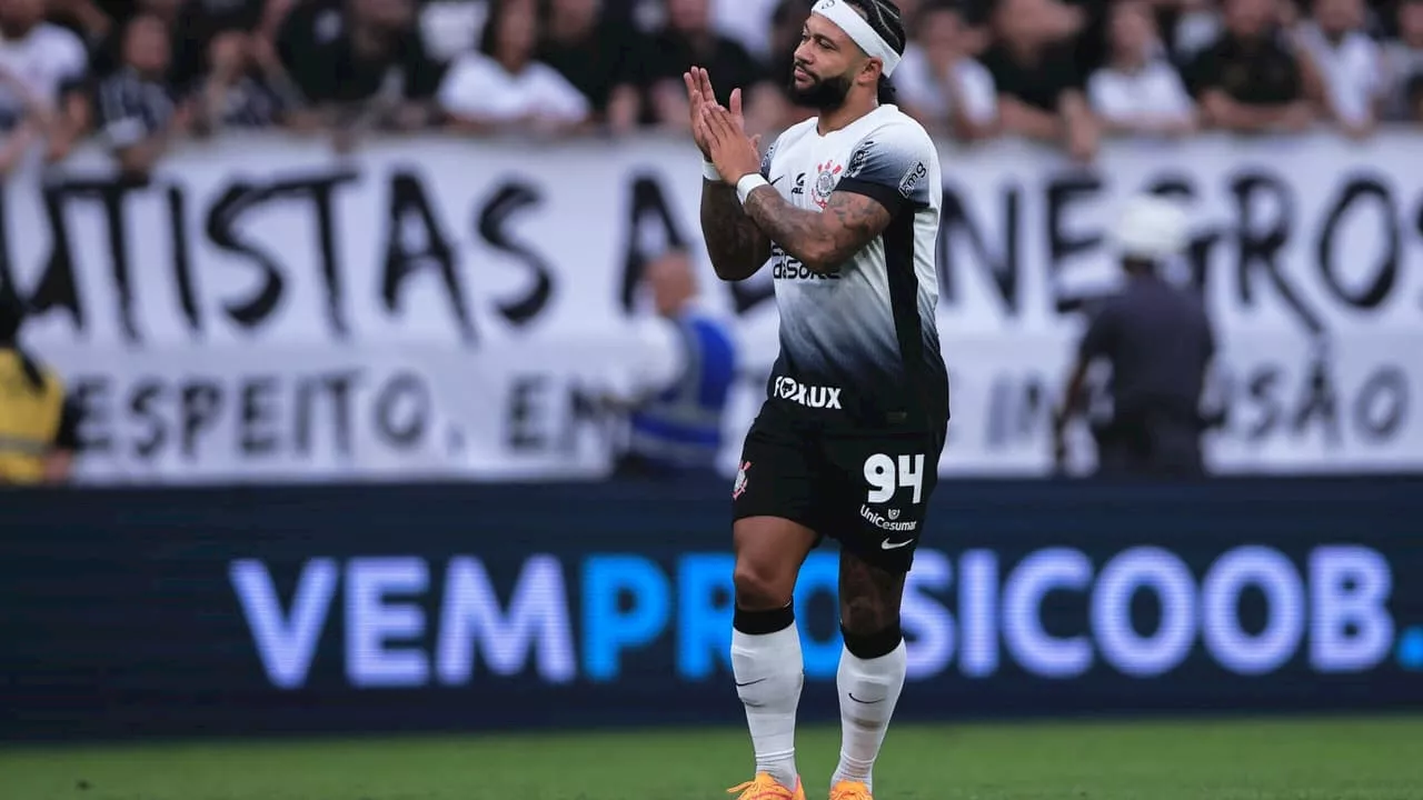 Memphis Depay celebra estreia e elogia torcida do Corinthians: 'Não se pode comparar a atmosfera com outro estádio'