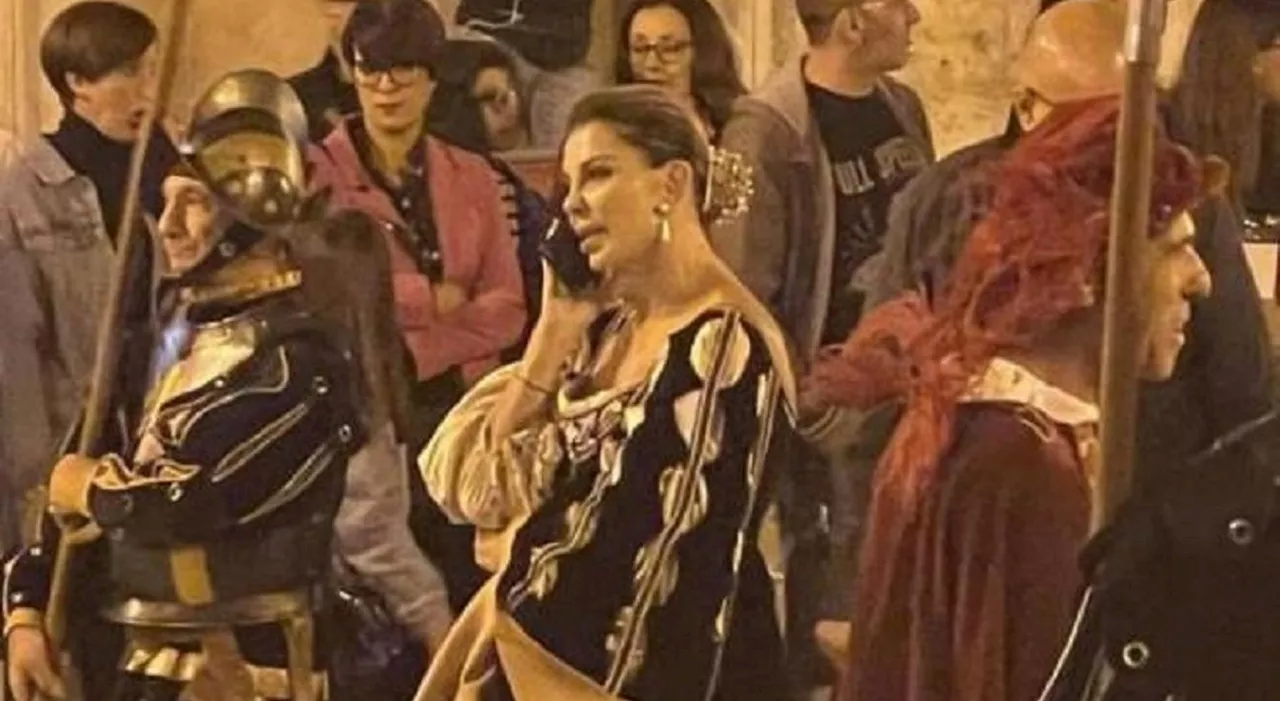 Alba Parietti al telefono durante il corteo storico, bufera a Barletta. Lei si scusa: «Parlavo con il mio ex,