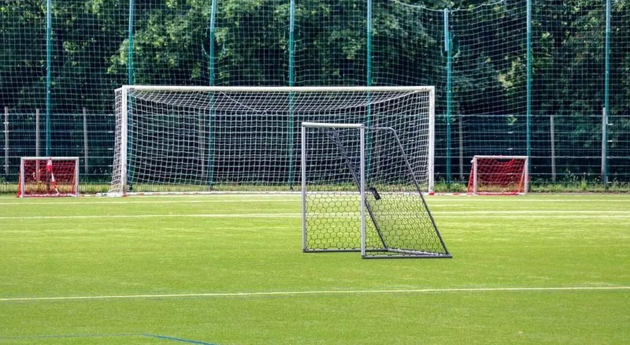 Bambino di 7 anni muore in campo, arresto cardiaco al centro sportivo. Il papà: «Mi sono girato e l'ho visto c