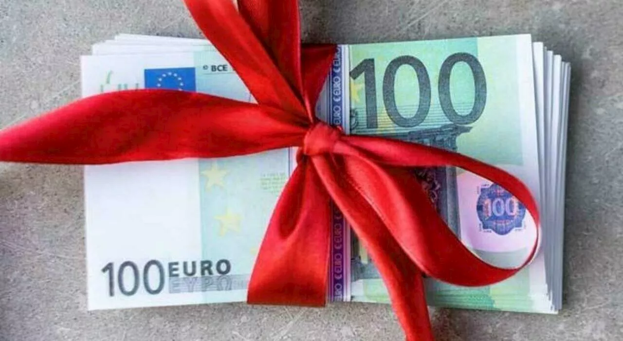 Bonus Natale, 100 euro in busta paga ma «solo su richiesta del lavoratore»: chi ha diritto all'indennità