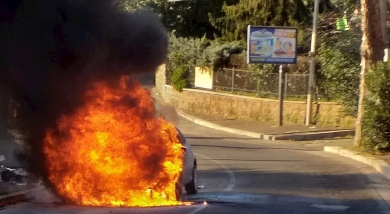 Esplode una minicar, mamma e figlio di sei anni rimangono bloccati nell'incendio: salvati dai carabinieri