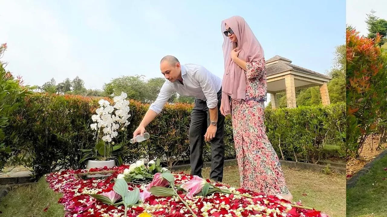 6 Potret BCL Ziarah Makam Ashraf Sinclair di Hari Ultah ke-44 Almarhum, Tiko Aryawardana Ikut Nyekar