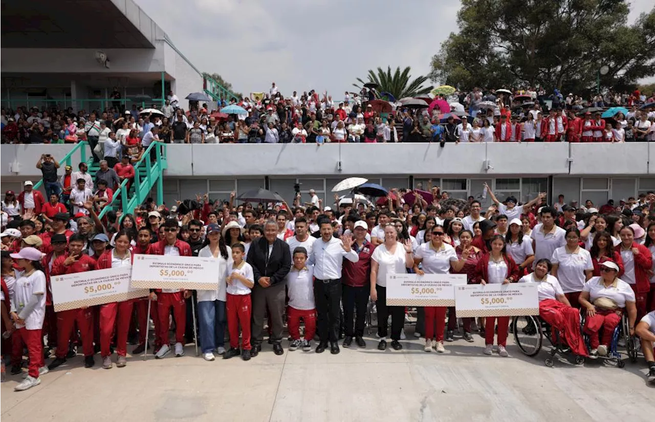 Martí Batres entrega apoyos de 4 y 5 mil pesos a deportistas de la CdMx