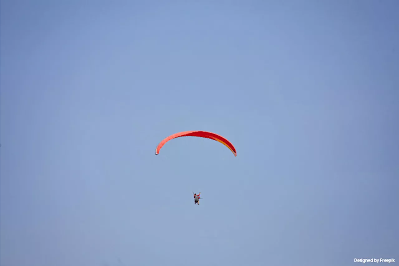 Hundreds of parachutists jump to mark WWII operation