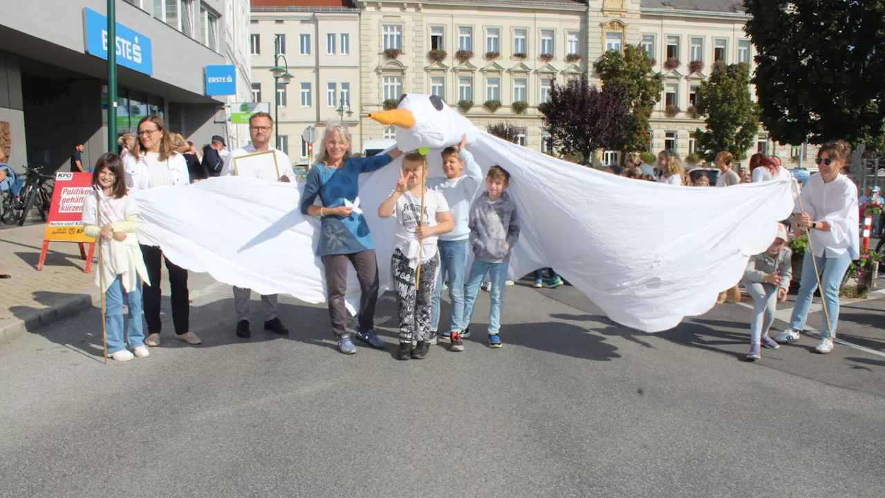 Eine riesige Friedenstaube und 400 Volksschüler