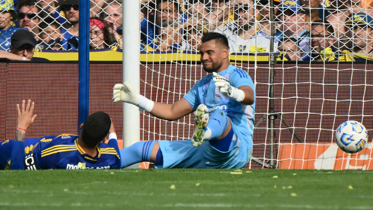 Chiquito Romero fue agredido por la hinchada de Boca Juniors en el superclásico