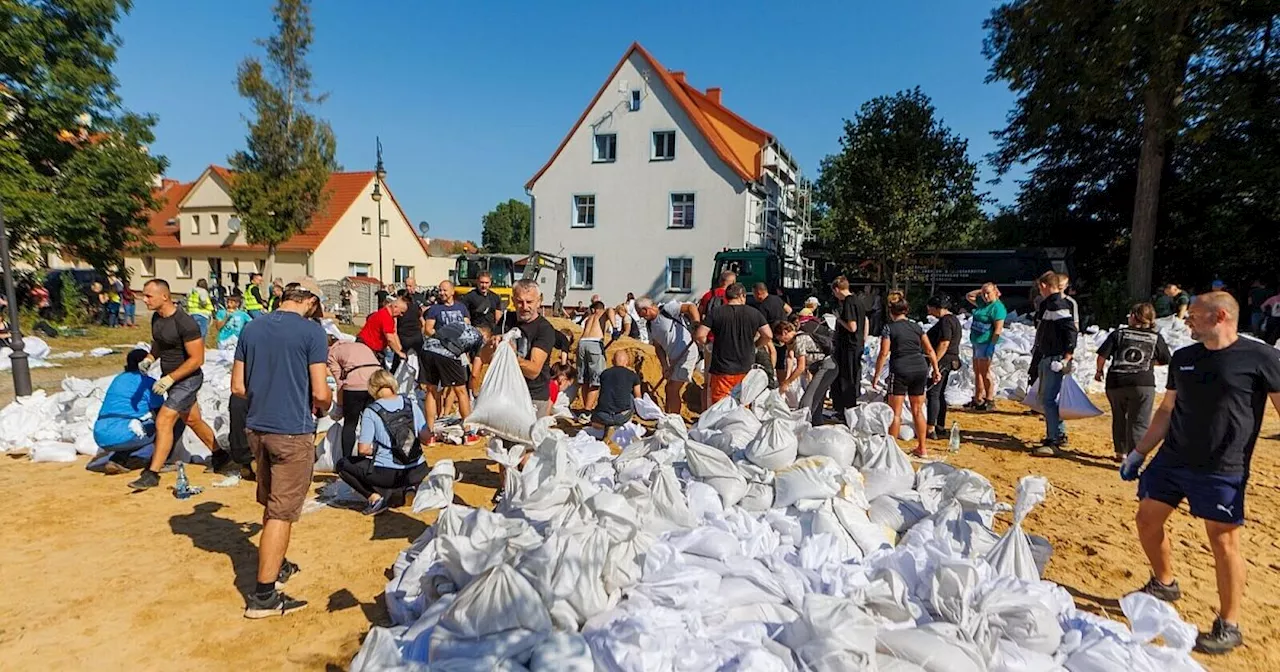 Hochwasserwelle bewegt sich in Polen flussabwärts