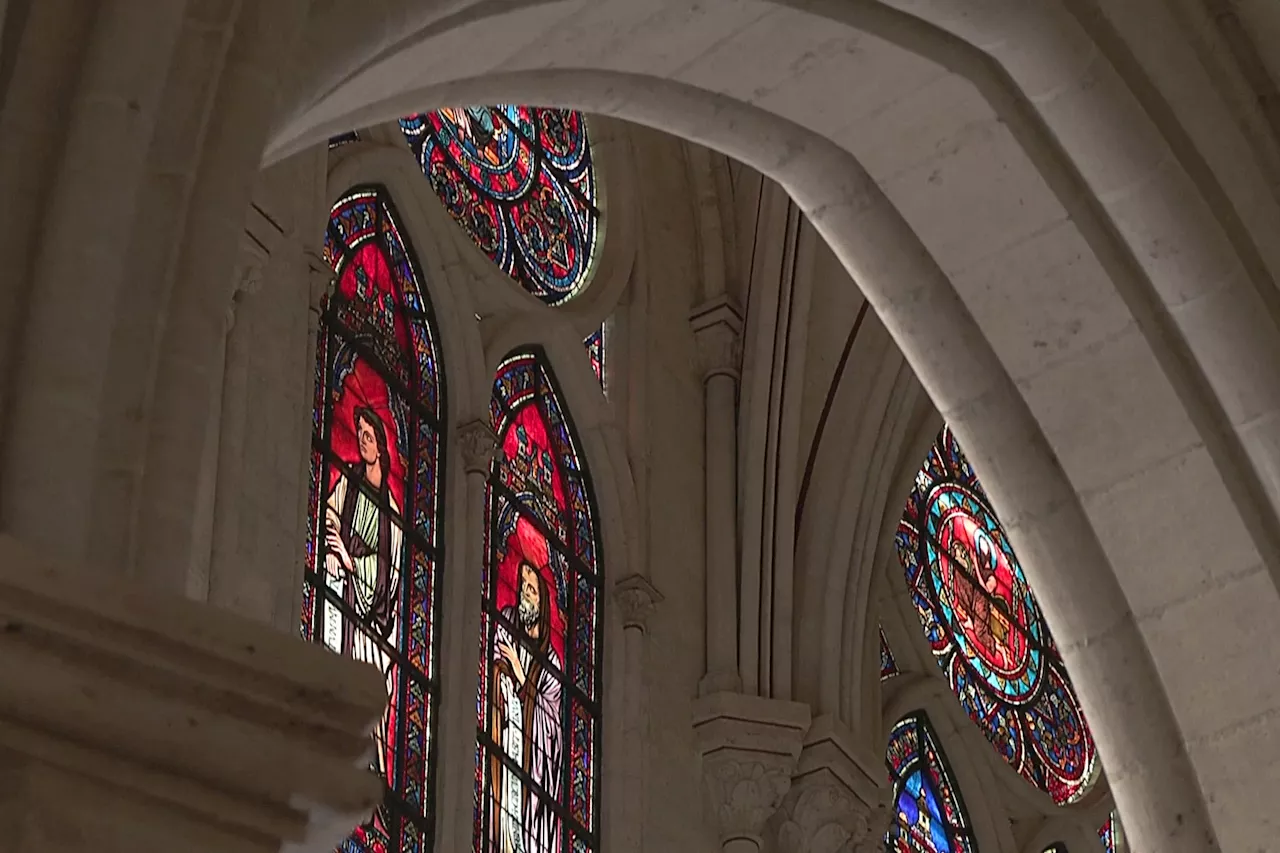 Notre-Dame de Paris : pourquoi l'installation de vitraux contemporains fait-elle polémique ?