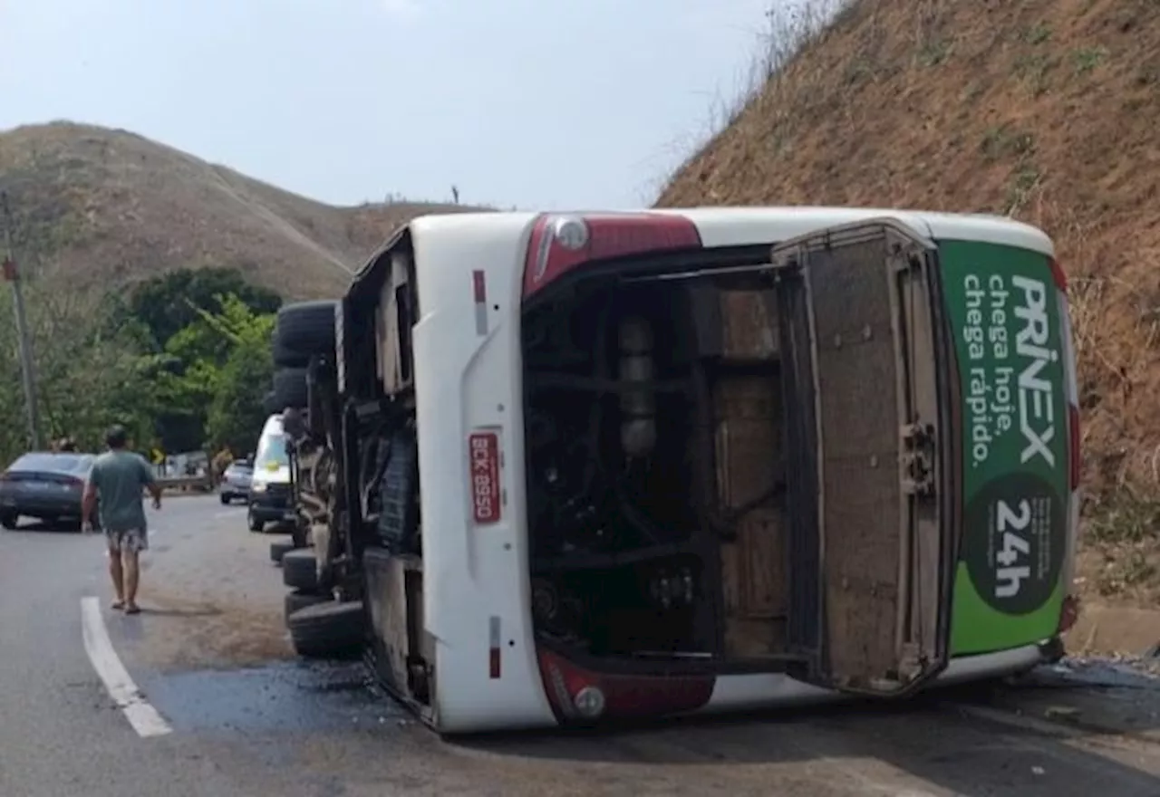 Ônibus que transportava time de futebol americano tomba na Serra das Araras (RJ); três morrem