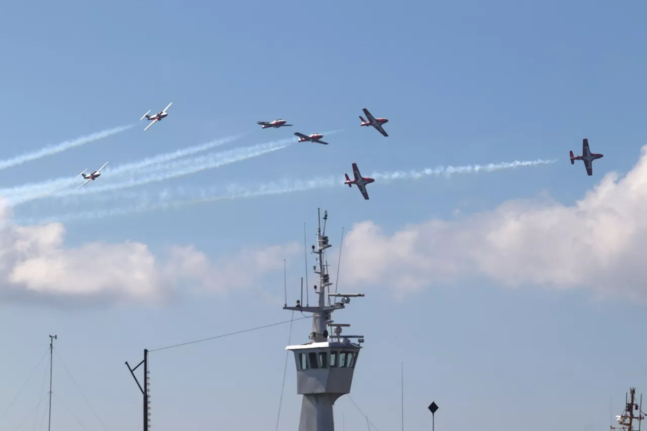 GALLERY: Snowbirds show off impressive tricks along waterfront