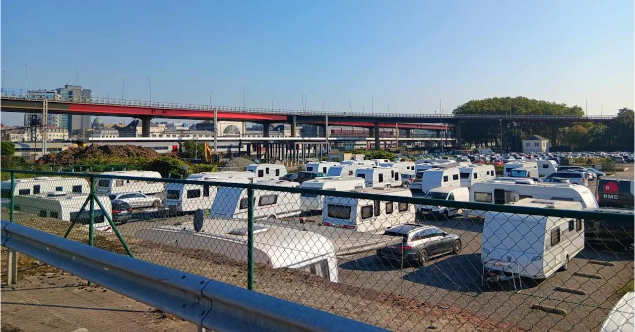 Des dizaines de caravanes installées sur un des parkings, derrière la gare de Charleroi-Central