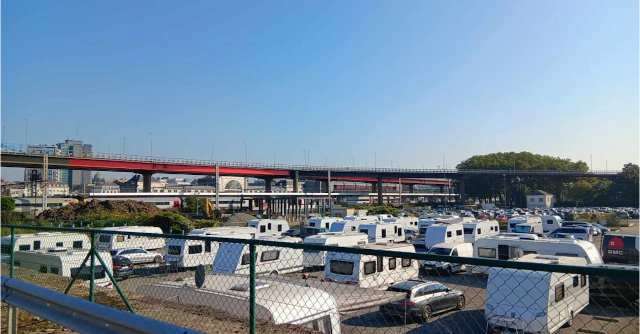 Des dizaines de caravanes installées sur un des parkings, derrière la gare de Charleroi-Central