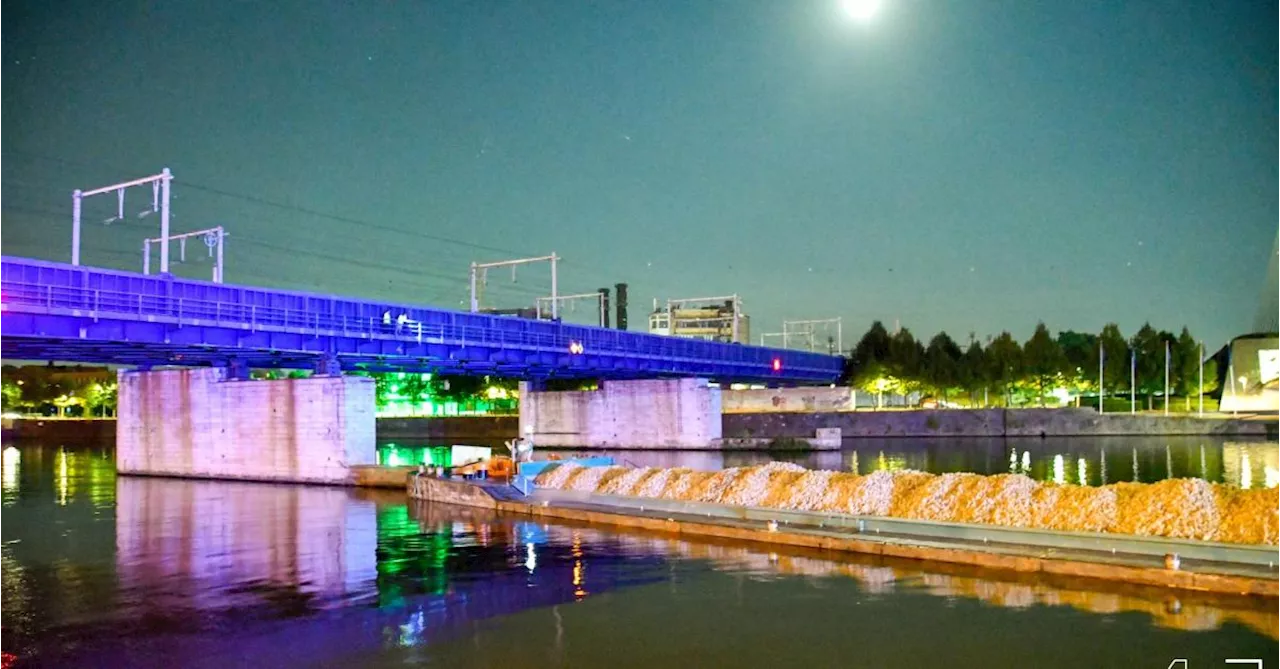 Une barge percute le pont du chemin de fer du Val Benoît à Liège