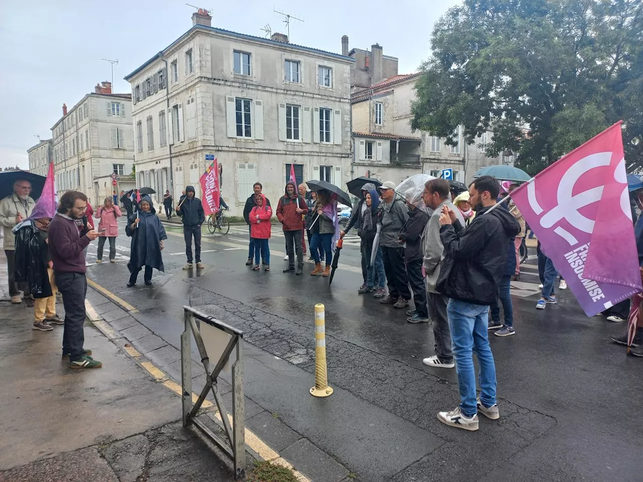 Charente-Maritime : à La Rochelle, environ 80 manifestants contre la nomination de Michel Barnier