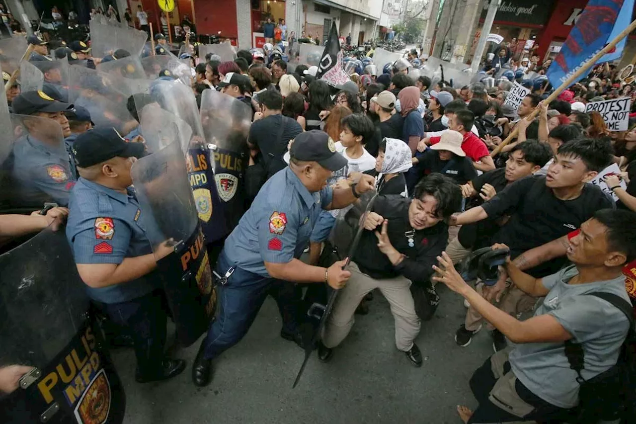 Protesters, police clash in martial law rally