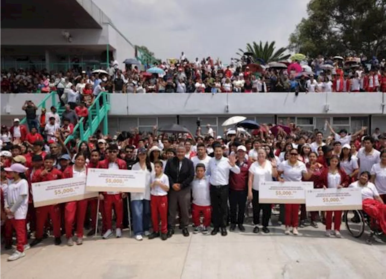 Entrega Martí Batres estímulos económicos a deportistas de la CDMX