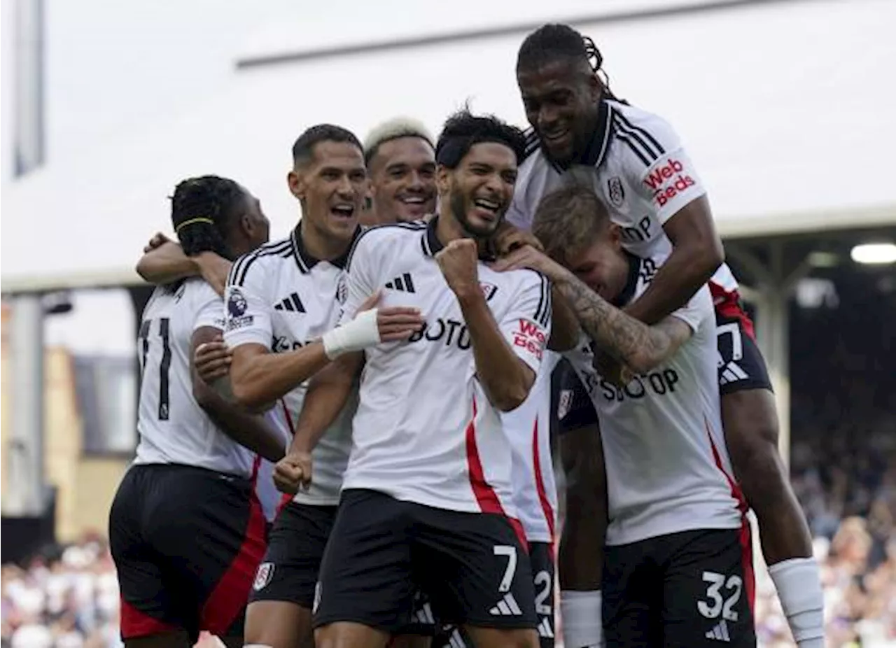 Raúl Jiménez guía al Fulham a la victoria, mientras Edson Álvarez y Julián Araujo sufren descalabro