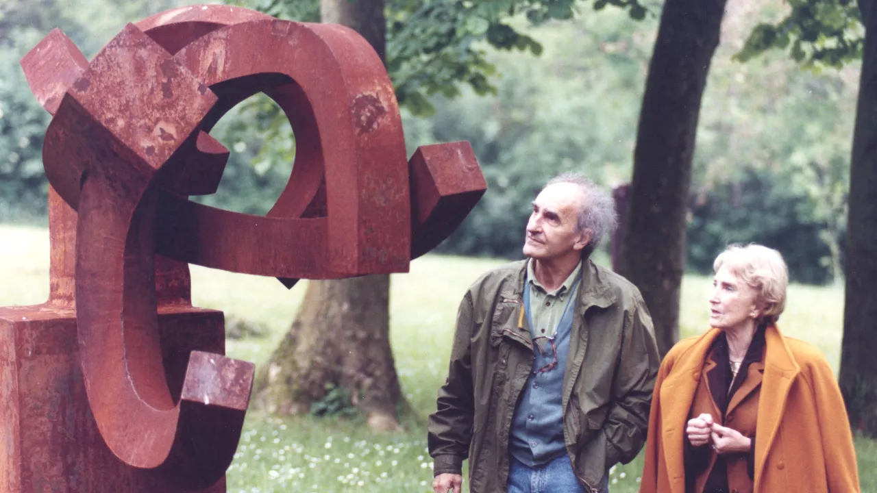 “Se medía a diario, no para conocer su estatura, sino para saber si había crecido”: el legado de Eduardo Chillida a través de sus herederos, en el gran año del artista vasco