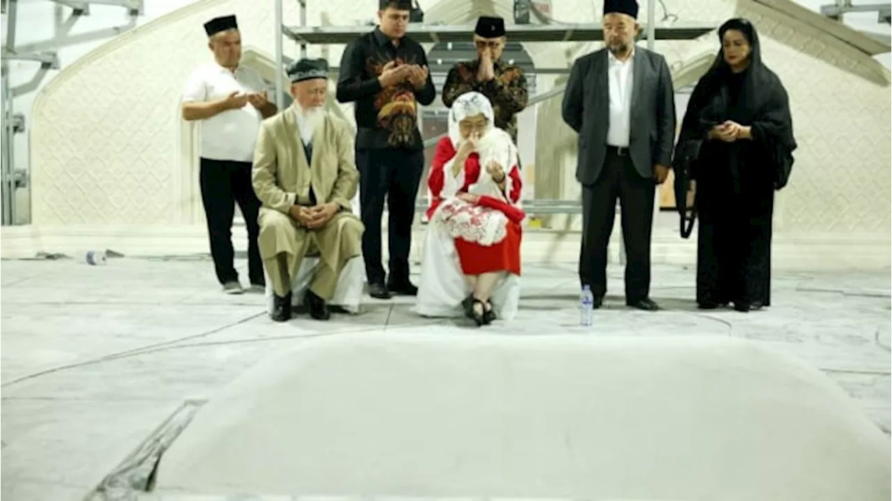 Tangis Megawati Soekarnoputri Pecah saat Berdoa di Makam Imam Bukhari