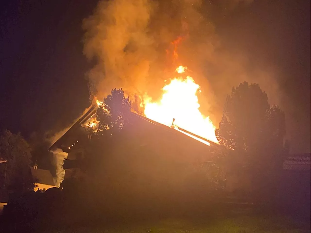 Bauernhof in Tirol in Brand geraten und zerstört