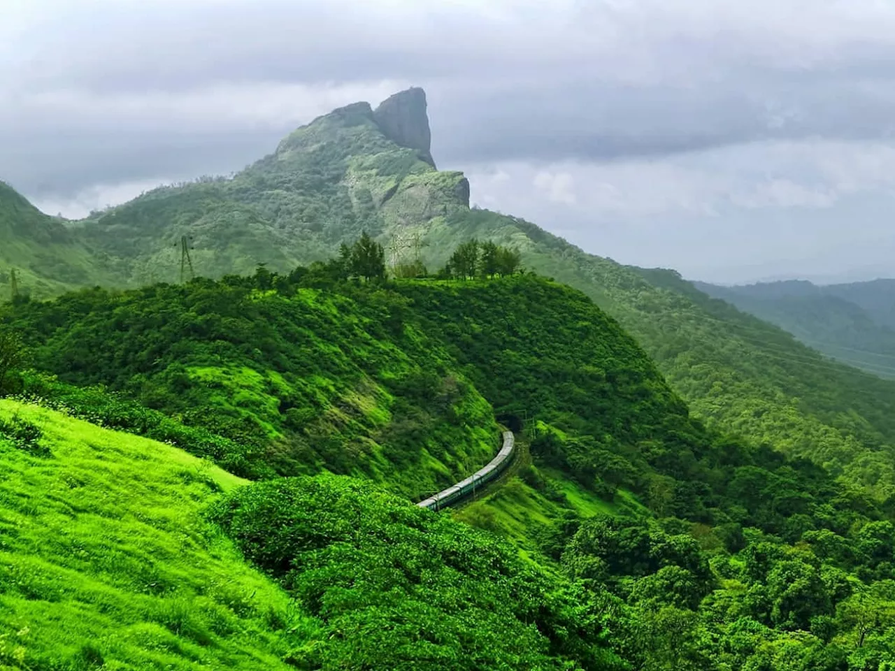 इथं कधीही जा... एकदम भारीचं वाटतं! महाराष्ट्रातील सर्वात लोकप्रिय पर्यटन स्थळ