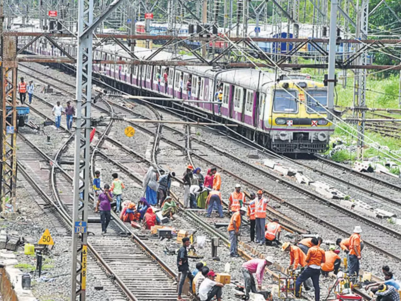 मुंबईकरांनो लक्ष द्या! पश्चिम रेल्वेवर 10 तासांचा ब्लॉक, तर रविवारी मध्य रेल्वेवरही खोळंबा; असं असेल लोकलचं वेळापत्रक