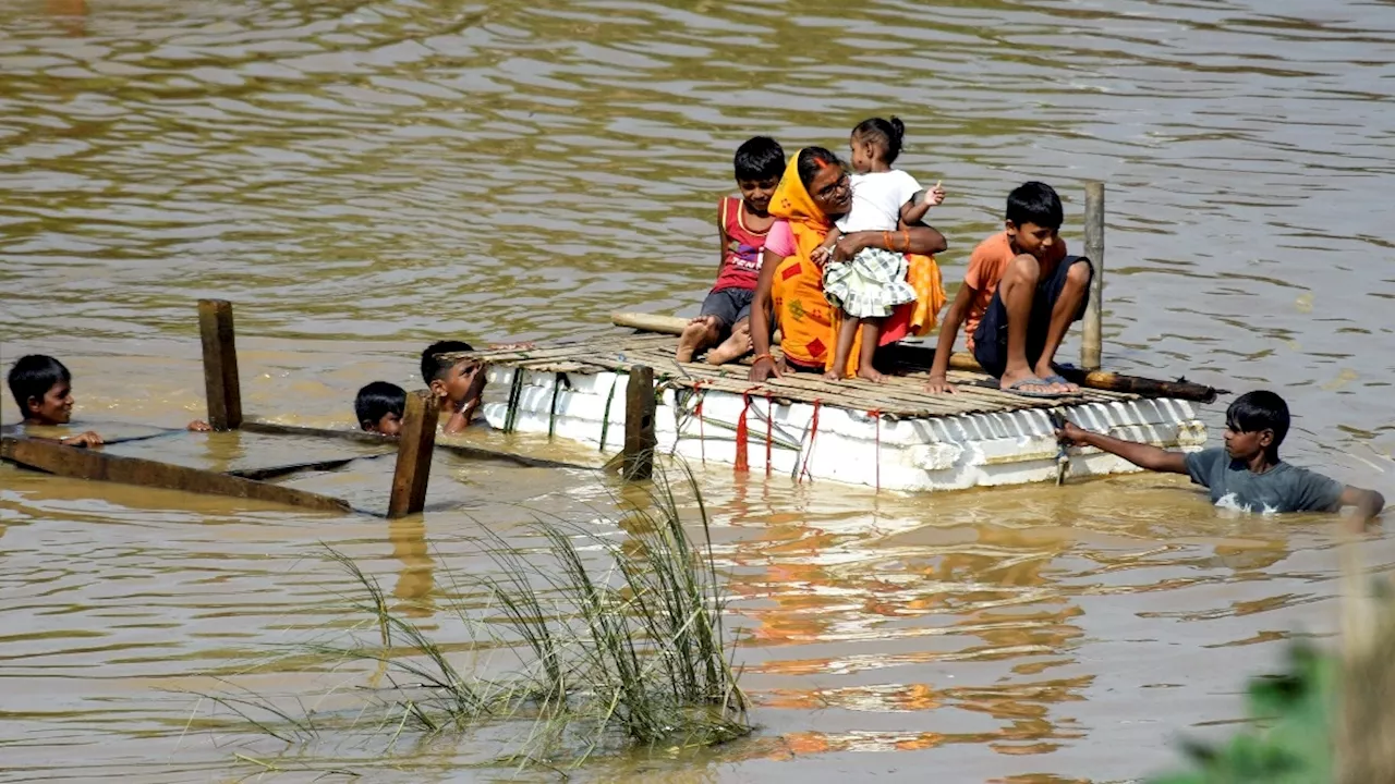 बिहार में बाढ़ से हाहाकार, 12 जिले डूबे, रेल ट्रैक तक पहुंचा पानी, कई ट्रेनें रद्द