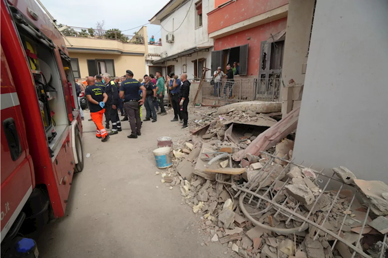 Crolla una palazzina nel Napoletano, morti due bambini e la mamma