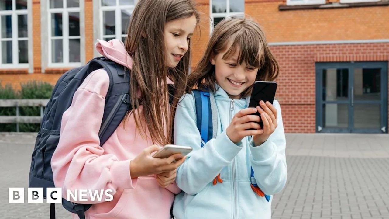 Gloucestershire parents join Smartphone Free Childhood movement