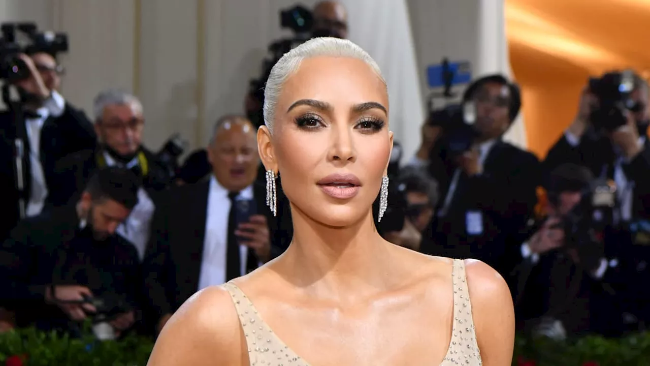 Kim Kardashian a rendu visite en prison aux frères Menendez, dépeints dans la série 'Monstres'