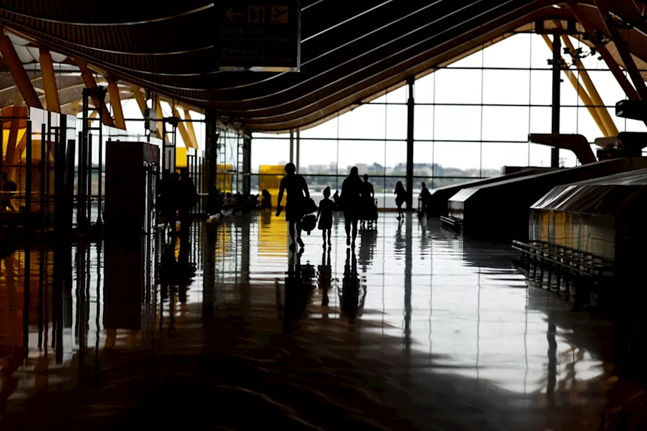 Saharauis inician una huelga de hambre en Barajas para exigir asilo político