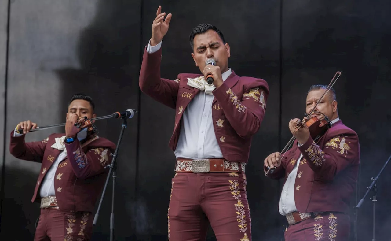 ¡Ay, ay, ay! Ni la lluvia evita que cientos canten a todo pulmón en el Zócalo en el maratón de Mariachi