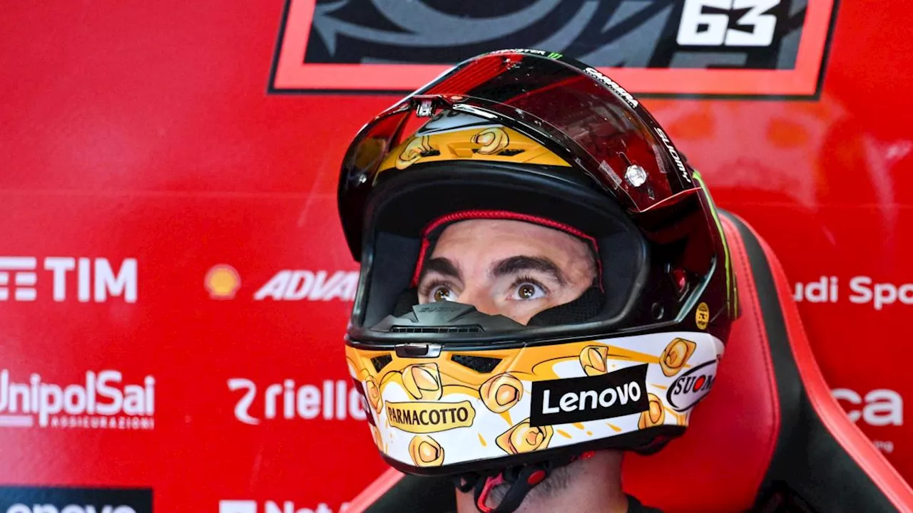 Pecco Bagnaia presenta un casco con i tortellini, omaggio all'amico Massimo Bottura