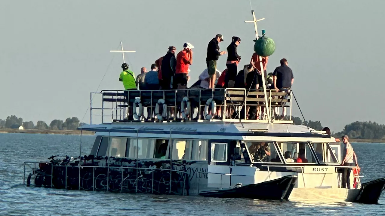  Fähre bleibt stecken: Gäste auf Neusiedler See gefangen