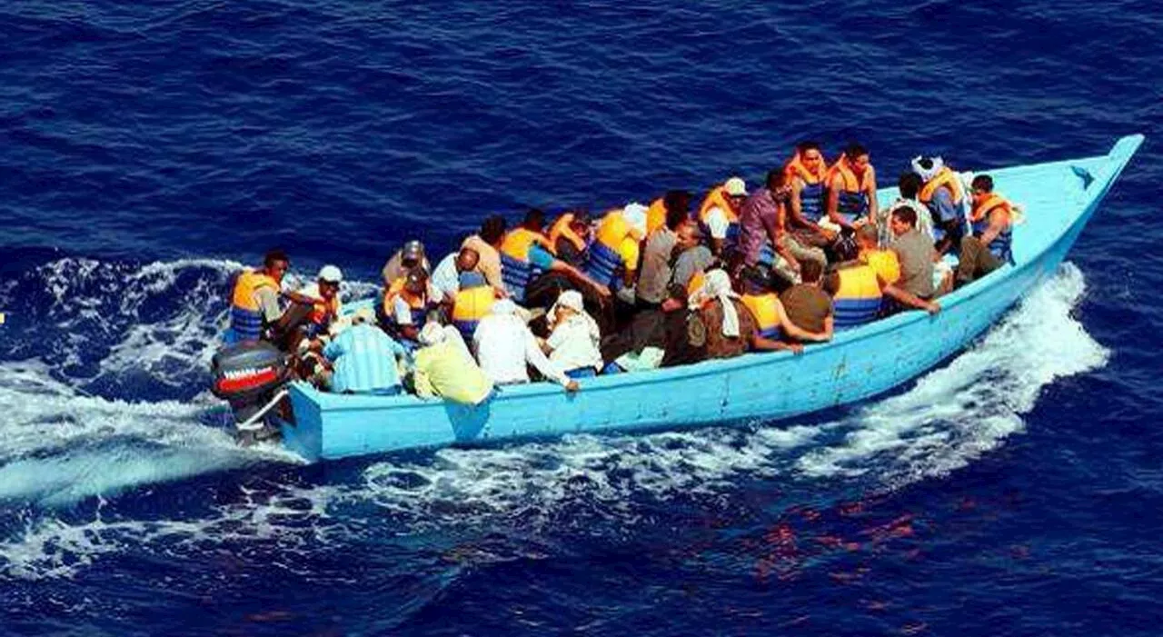 Migranti, in un giorno oltre 700 migranti attraversano il canale della Manica su 11 piccole imbarcazioni