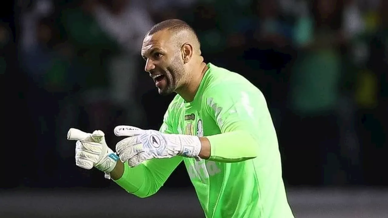 Após grande atuação contra o Vasco, goleiro Weverton projeta: 'Agora faltam mais onze finais'