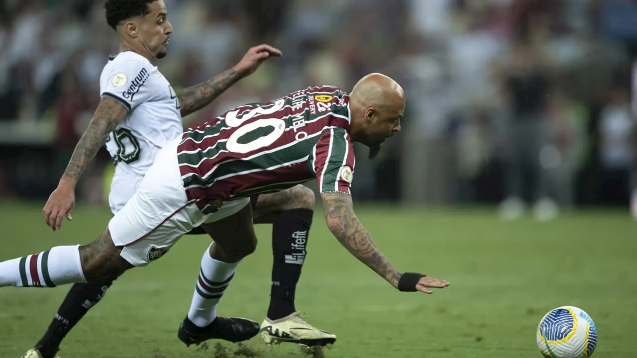 Fábio pede falta em Felipe Melo no gol da derrota do Fluminense para o Botafogo