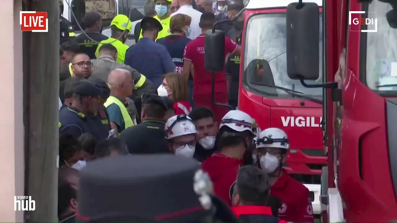 Crollo palazzina a Saviano, le operazioni di soccorso