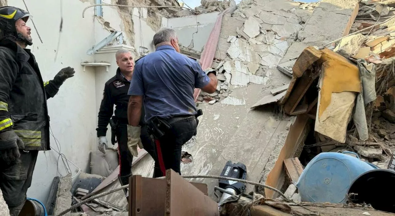 Palazzina crollata a Saviano, famiglia di 5 persone sotto le macerie