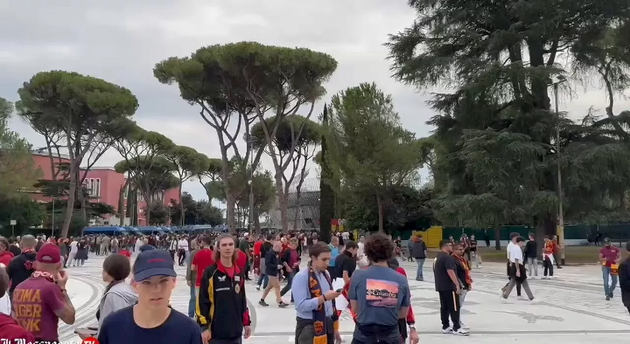 Roma-Udinese, curva Sud vuota 30' per protesta: cori e striscioni fuori l'Olimpico