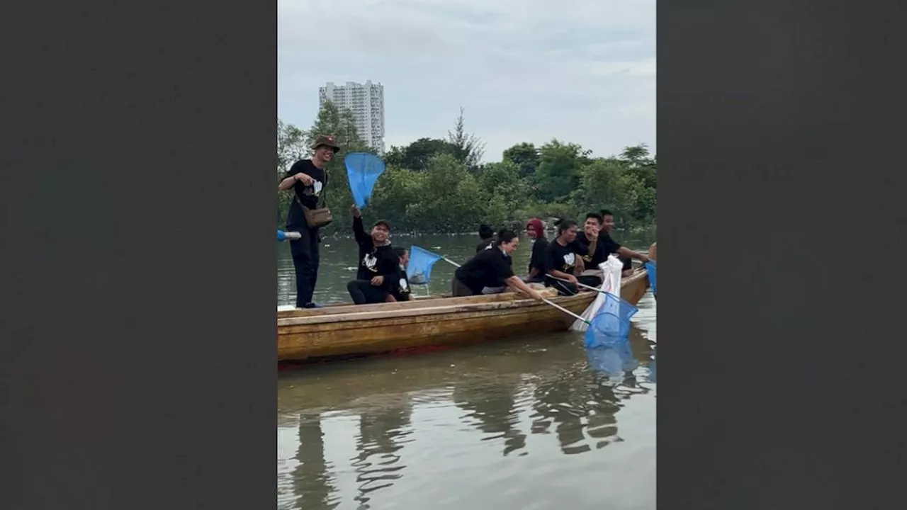 Peduli Kebersihan Lingkungan, CSR Holywings Peduli Kumpulkan Sampah Menumpuk di Pesisir Laut Batam