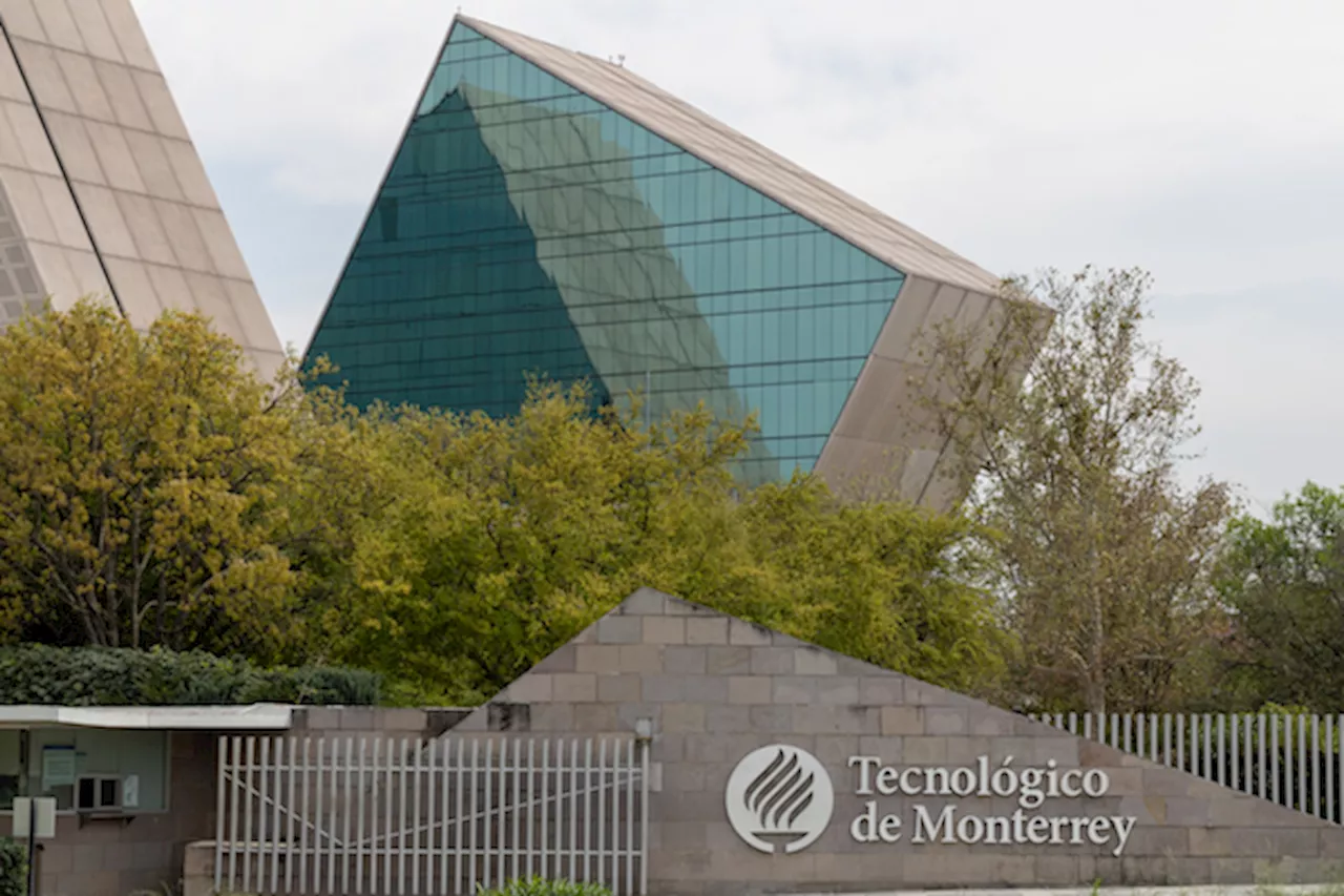 Estudiante muestra la colección de Lululemon con el Tec de Monterrey