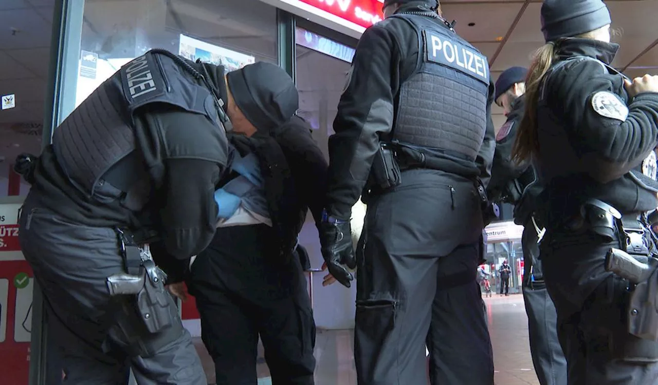 Polizei kontrolliert Altona-Bahnhof nach Vertreibung der Drogenszene vom Hauptbahnhof