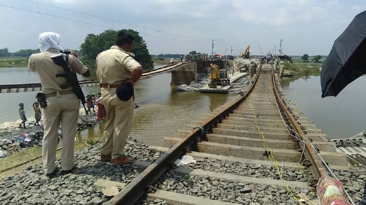 बिहार में रेलवे ब्रिज तक पहुंचा बाढ़ का पानी, कई ट्रेनों को किया गया रद्द, कई गाड़ियां डायवर्ट