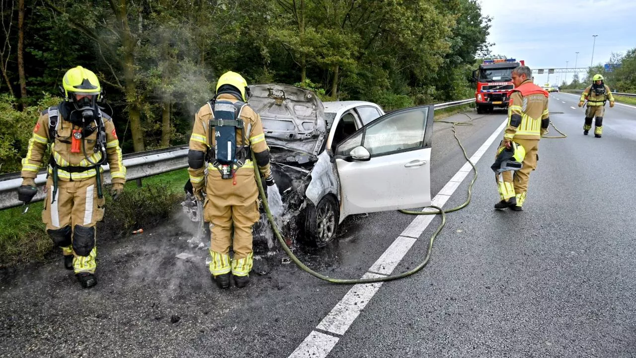 112-nieuws: auto in brand op A58 • meisje zonder rijbewijs rijdt sloot in