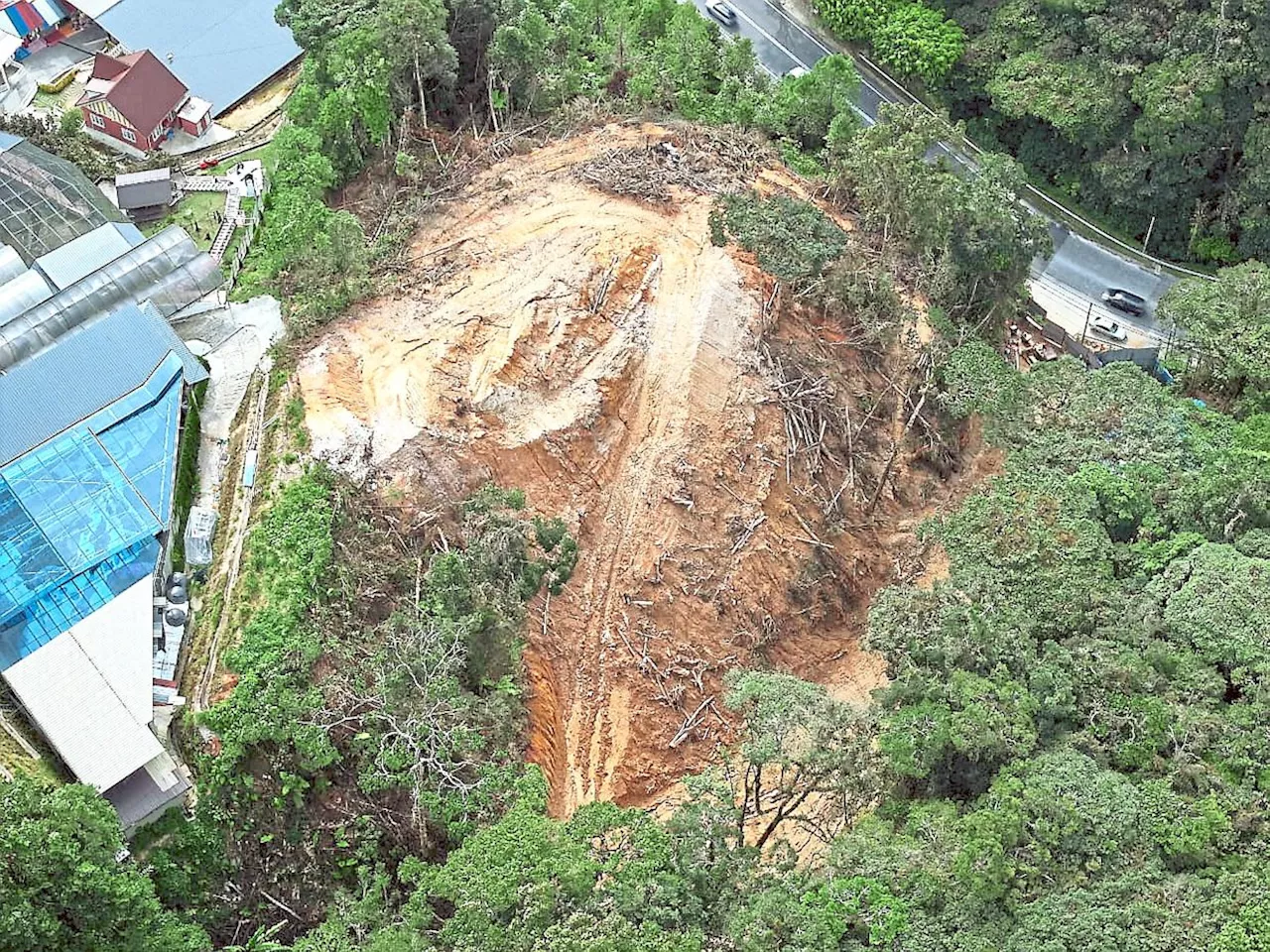 Partial road closure in Brinchang due landslide and uprooted trees