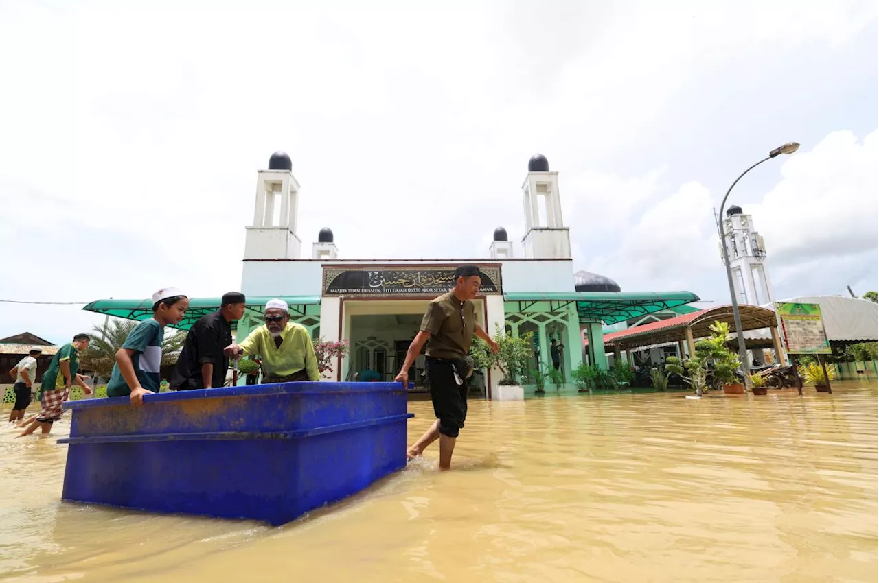 Rise in Kedah flood evacuees due to returning holidaymakers